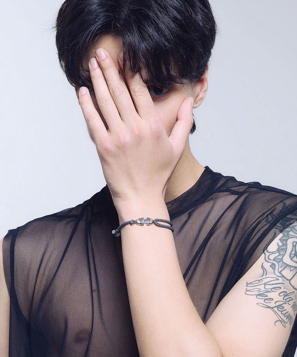 카인드오브(KINDOF) 엠블럼락 로프 팔발찌_그레이 Emblem Lock Rope Bracelet_gray