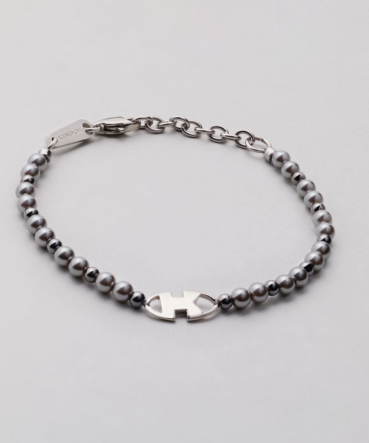 카인드오브(KINDOF) 엠블럼 진주 팔찌_그레이 Emblem pearl Bracelet_ Gray