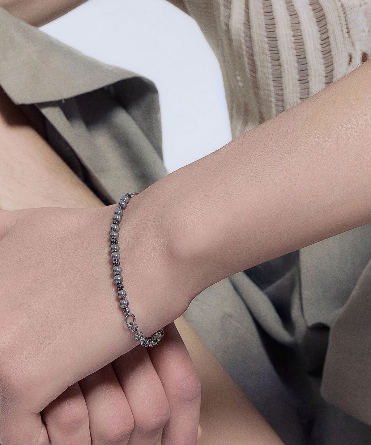 카인드오브(KINDOF) 엠블럼 진주 팔찌_그레이 Emblem pearl Bracelet_ Gray