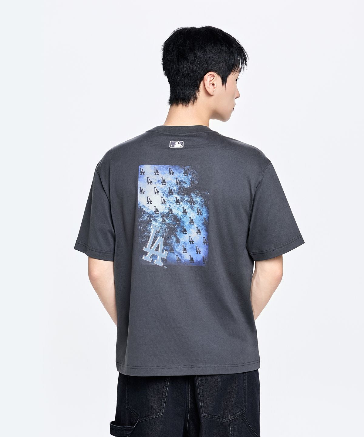 엠엘비(MLB) 모노그램 그라데이션 모노티브 세미 오버핏 반팔 티셔츠 LA (D.Charcoal Grey)