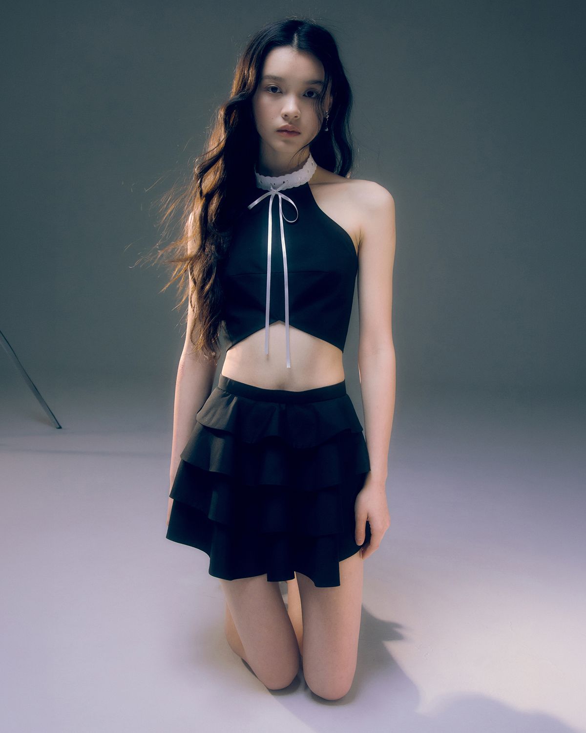 러뷰이(LOVUEE) 리본 인서트 홀터탑 블랙