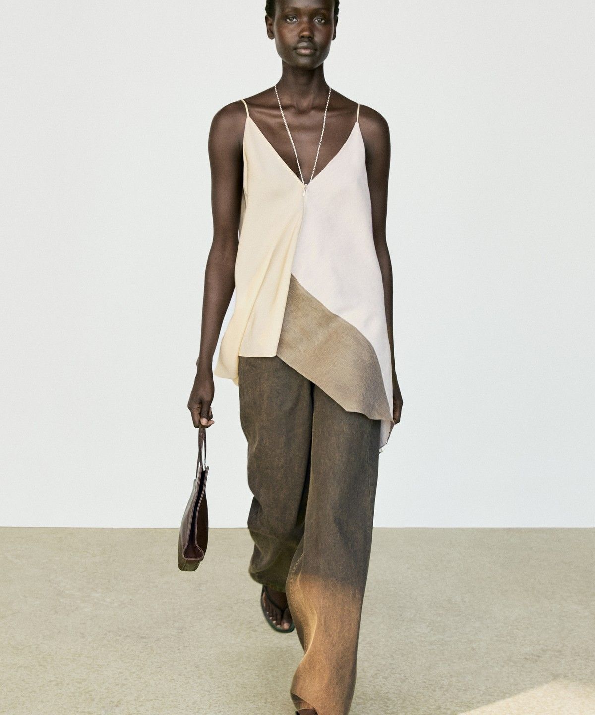 마시모두띠(MASSIMO DUTTI) 비대칭 스트랩 플루이드 탑