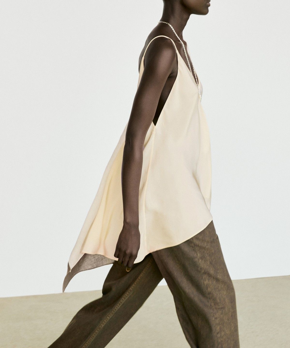 마시모두띠(MASSIMO DUTTI) 비대칭 스트랩 플루이드 탑