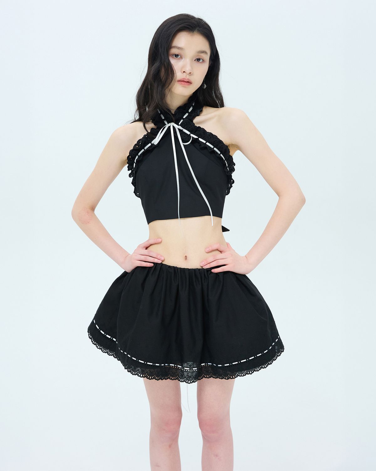 러뷰이(LOVUEE) 앙글레즈 홀터탑 블랙