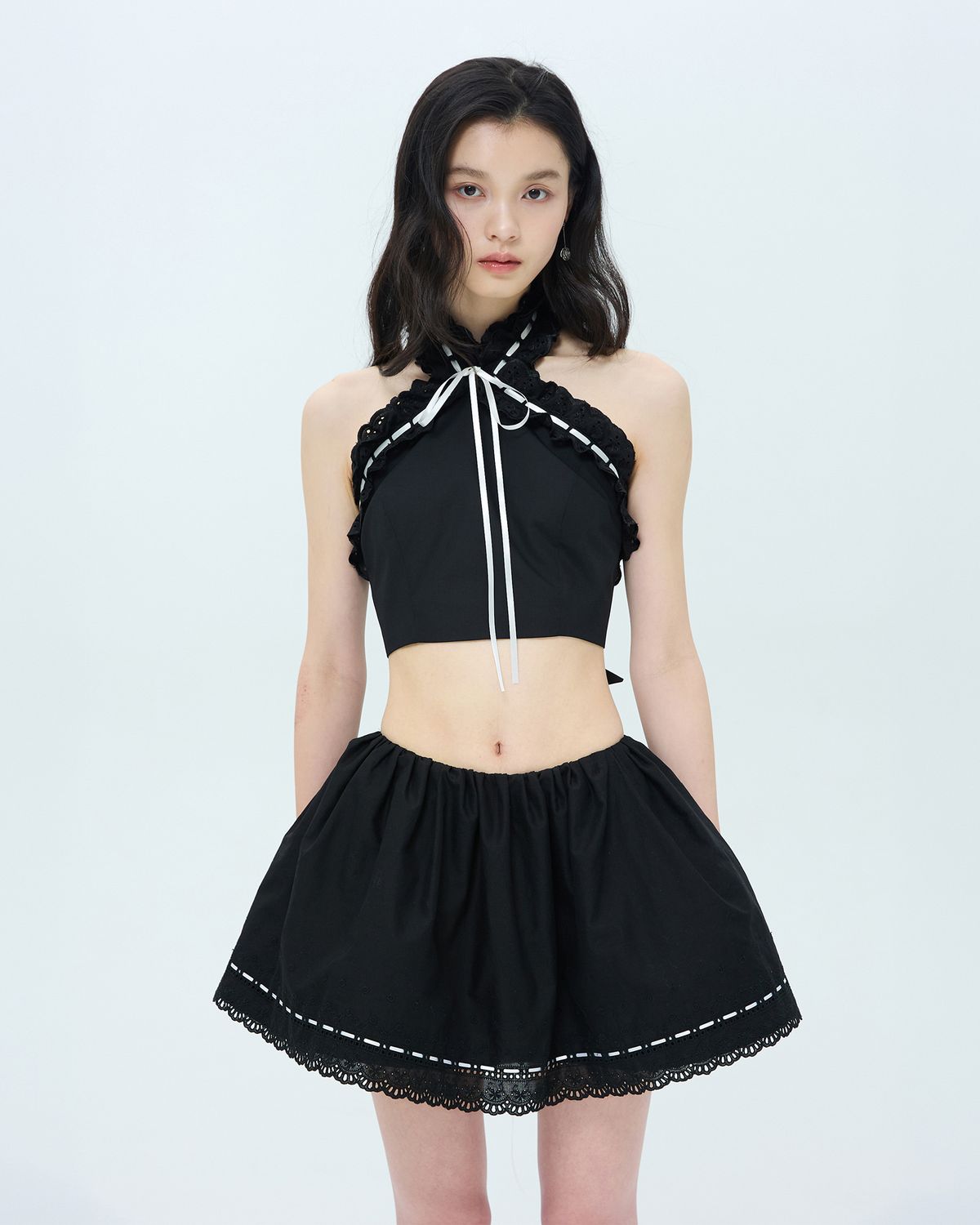 러뷰이(LOVUEE) 앙글레즈 홀터탑 블랙