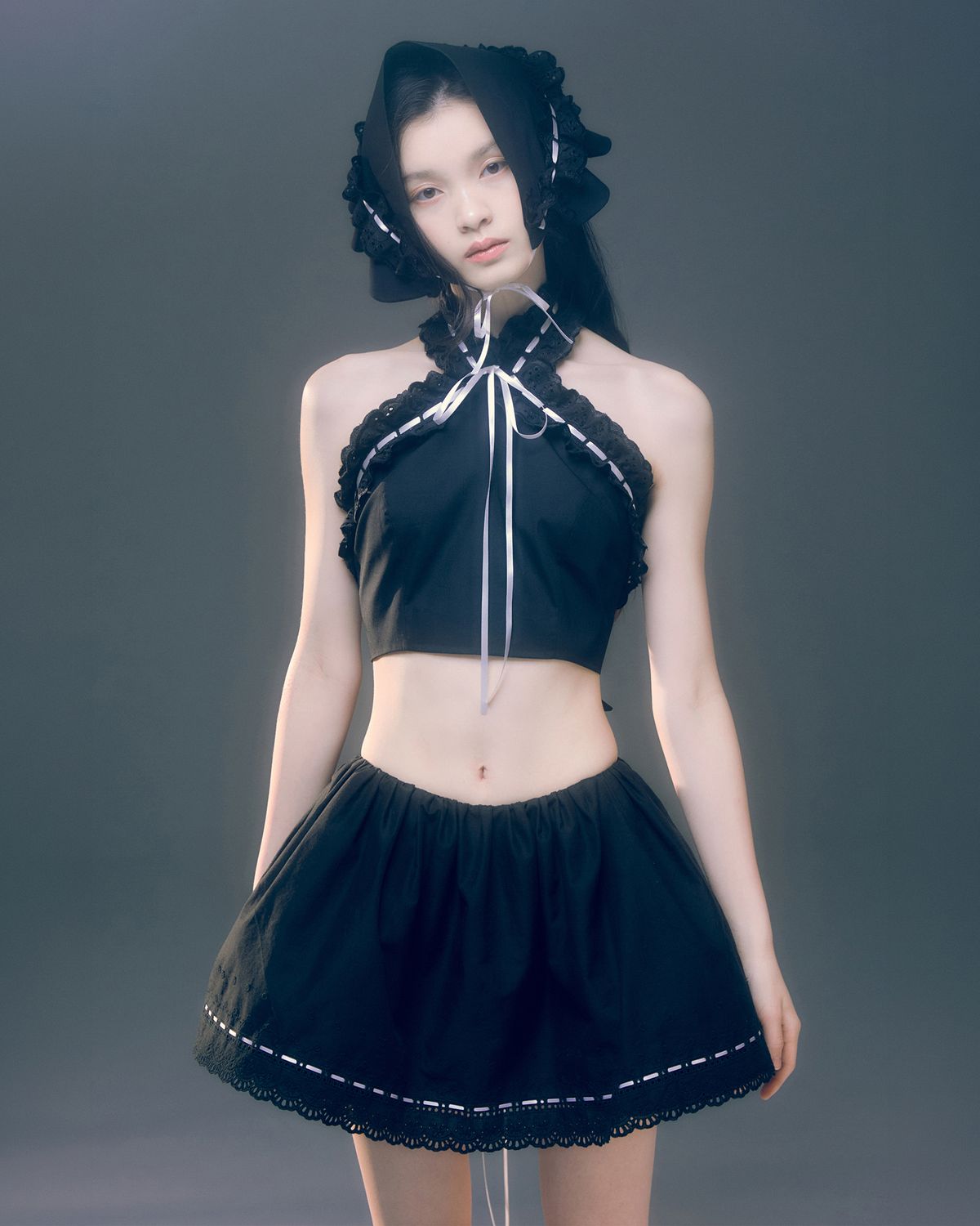 러뷰이(LOVUEE) 앙글레즈 홀터탑 블랙