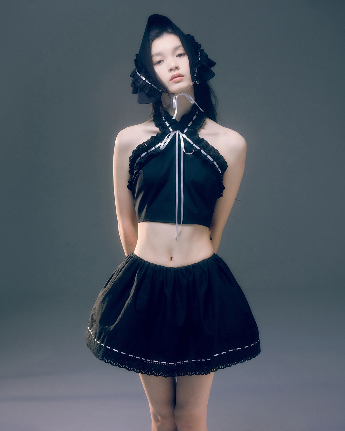 러뷰이(LOVUEE) 앙글레즈 홀터탑 블랙