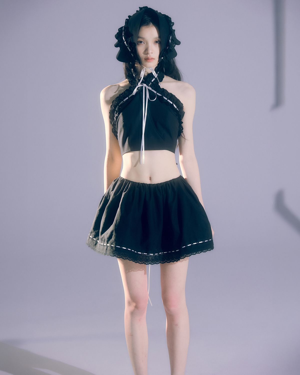 러뷰이(LOVUEE) 앙글레즈 홀터탑 블랙