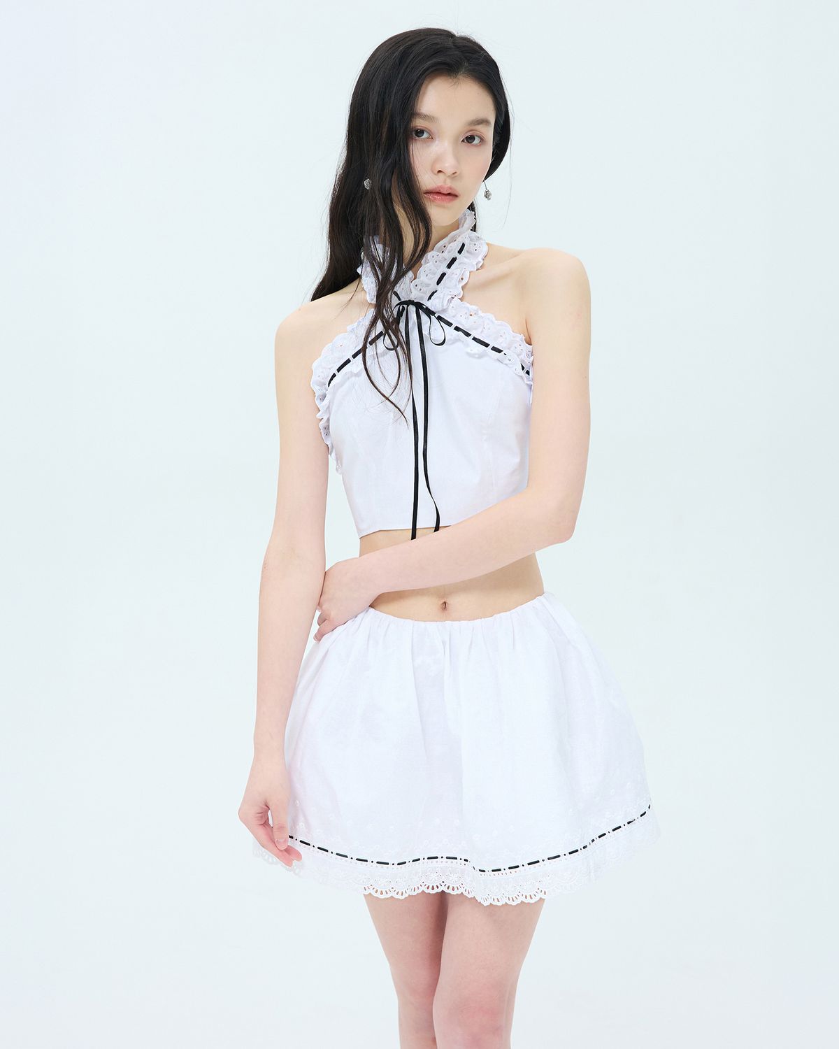 러뷰이(LOVUEE) 앙글레즈 홀터탑 화이트