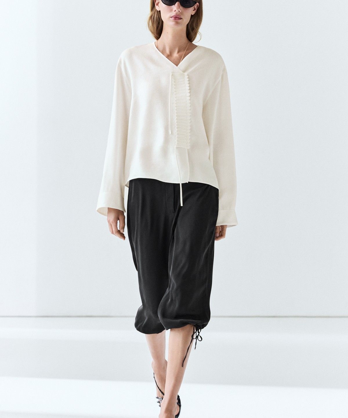 마시모두띠(MASSIMO DUTTI) 버튼 디테일 린넨 플루이드 블라우스