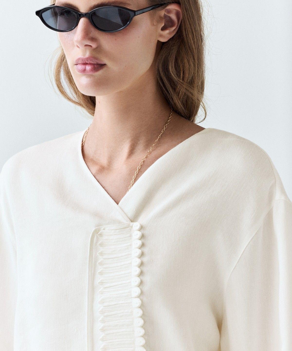 마시모두띠(MASSIMO DUTTI) 버튼 디테일 린넨 플루이드 블라우스