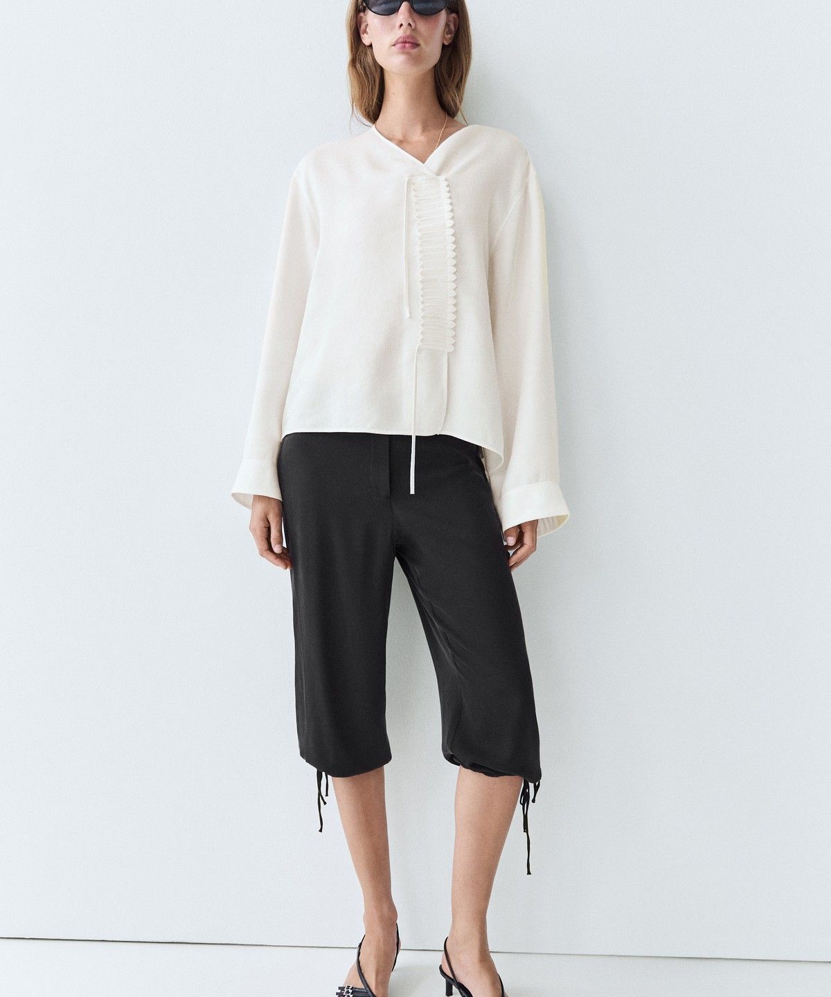 마시모두띠(MASSIMO DUTTI) 버튼 디테일 린넨 플루이드 블라우스
