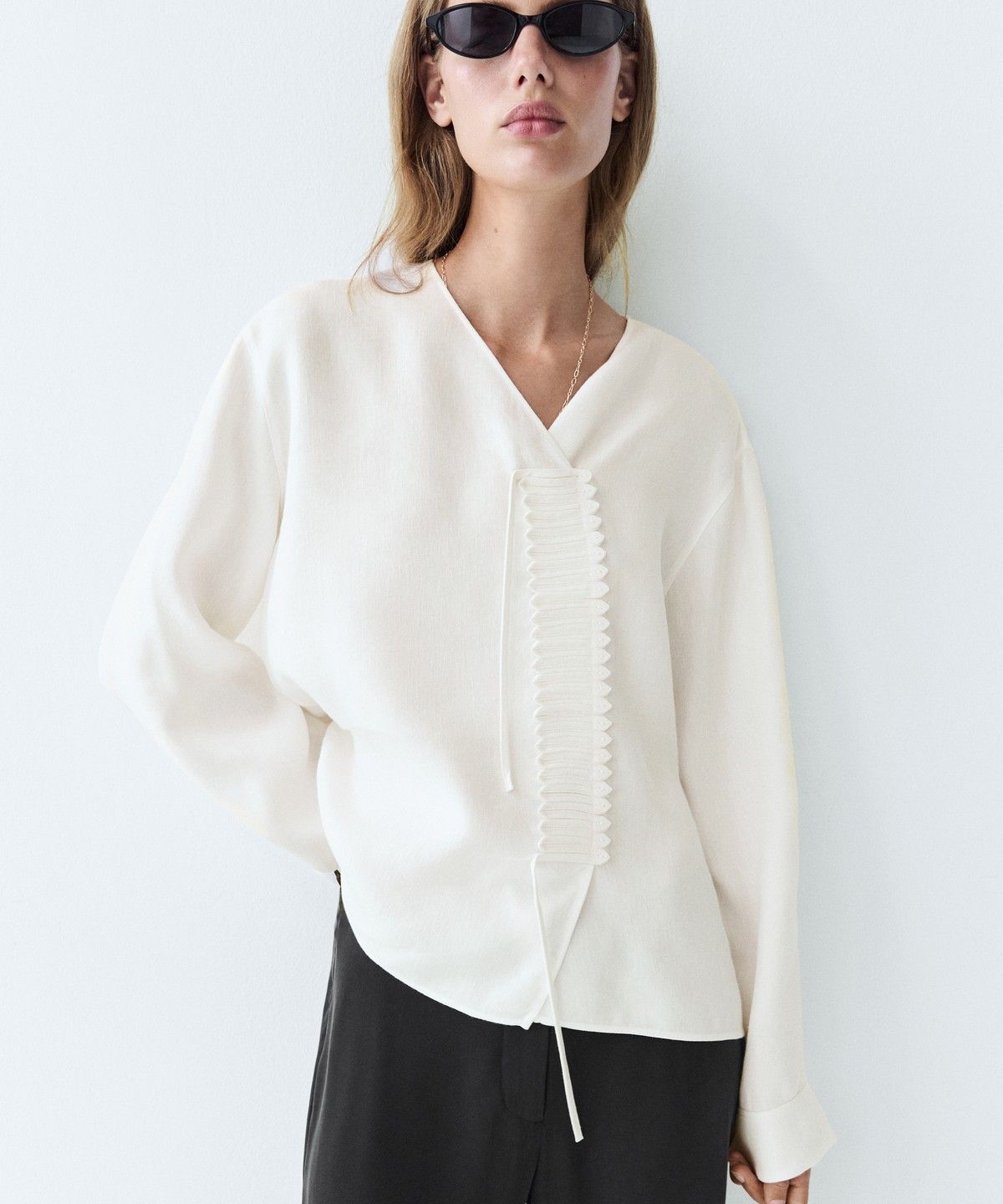마시모두띠(MASSIMO DUTTI) 버튼 디테일 린넨 플루이드 블라우스