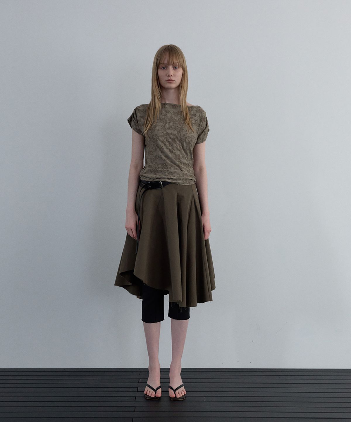 우네씬(UUNE SCENE) Asymmetric Cutting Midi Skirt_Khaki