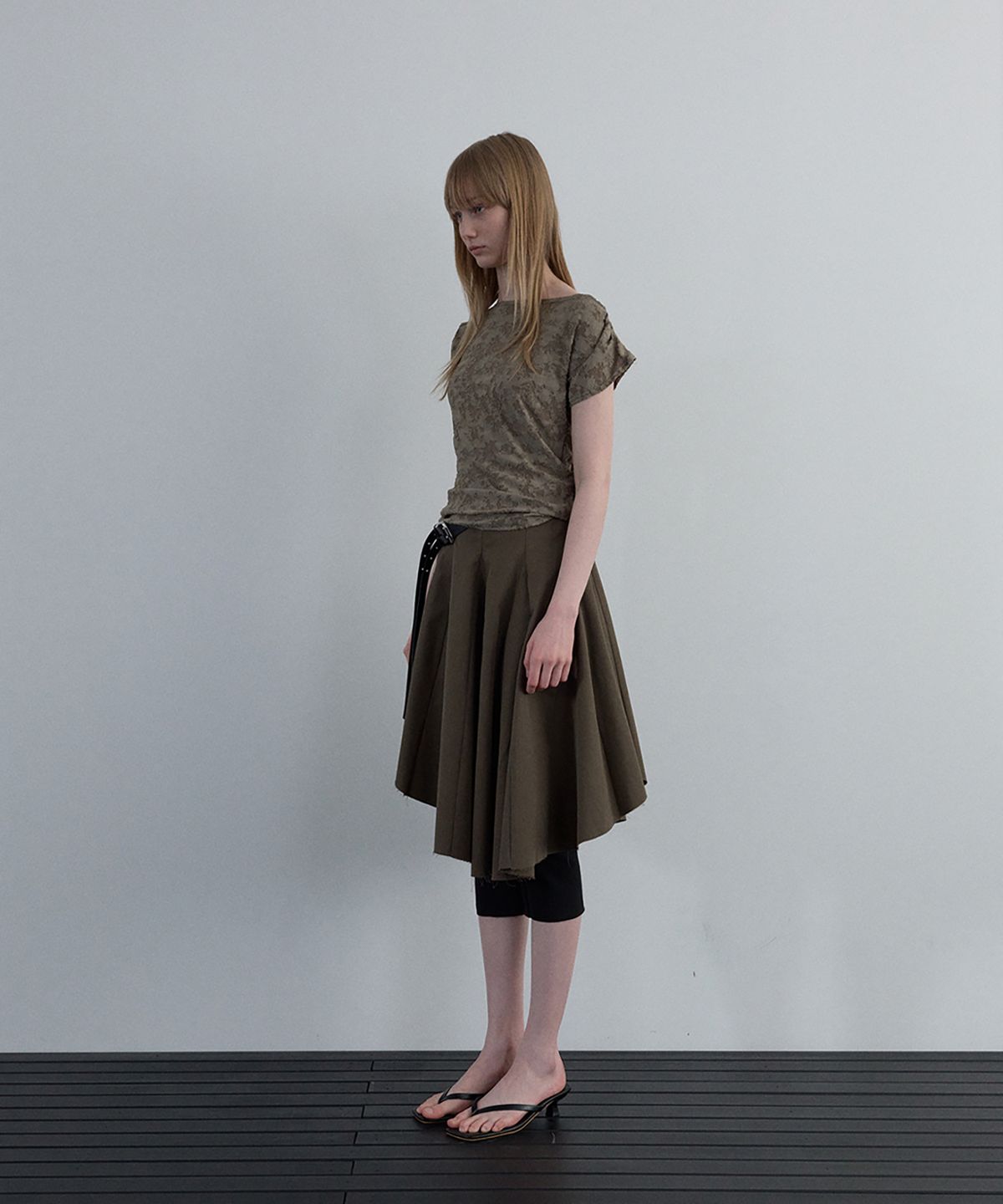 우네씬(UUNE SCENE) Asymmetric Cutting Midi Skirt_Khaki