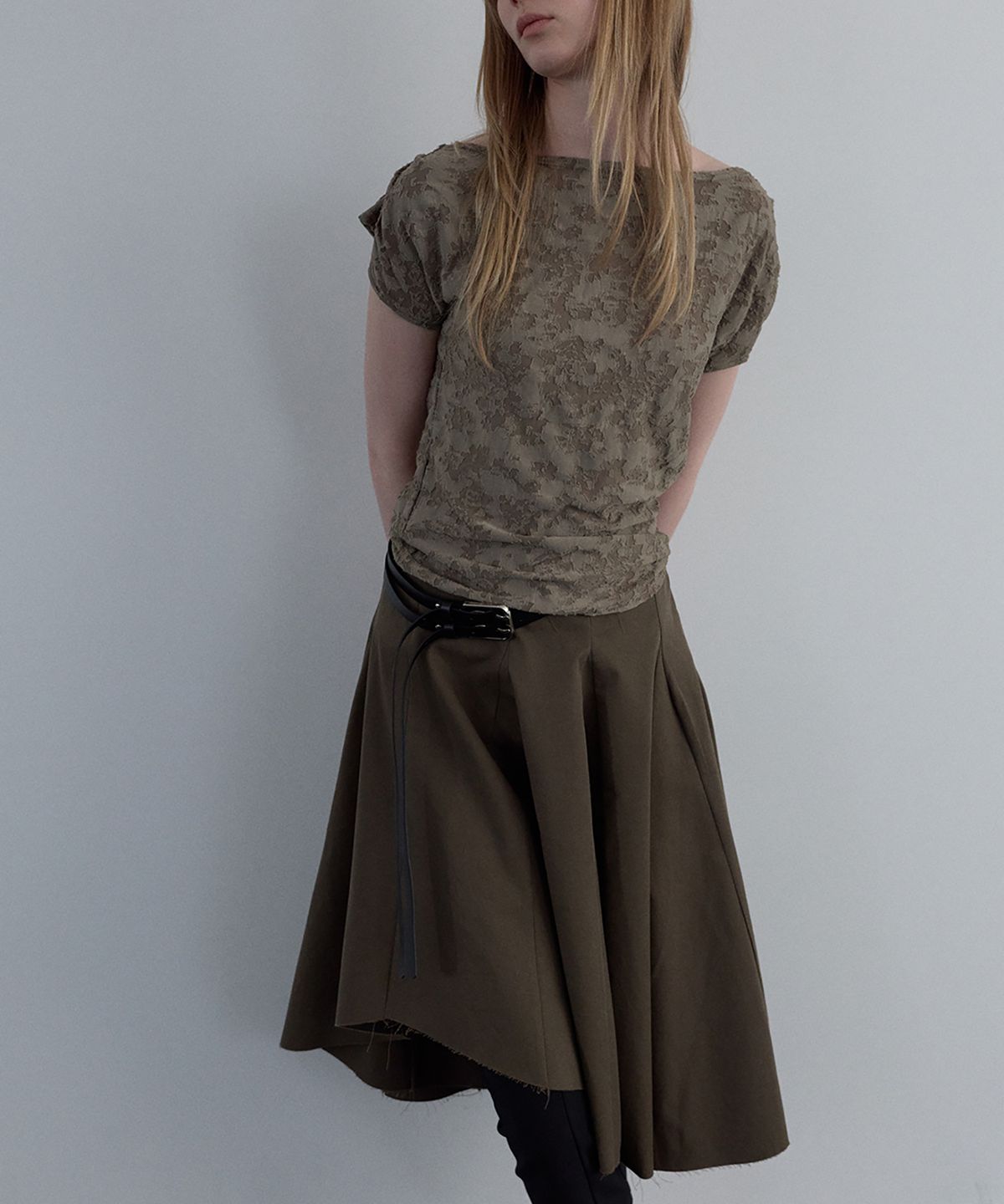 우네씬(UUNE SCENE) Asymmetric Cutting Midi Skirt_Khaki