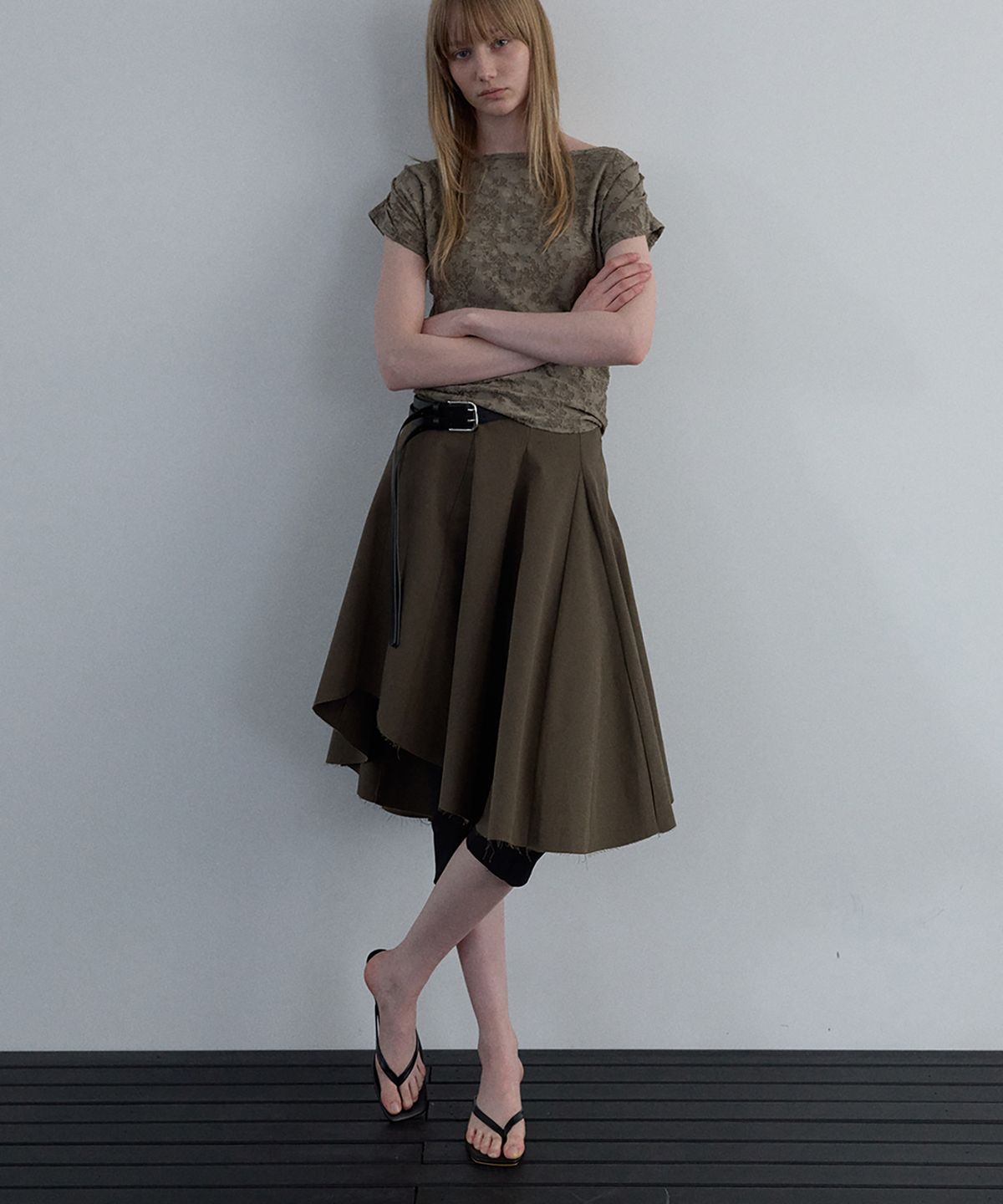 우네씬(UUNE SCENE) Asymmetric Cutting Midi Skirt_Khaki
