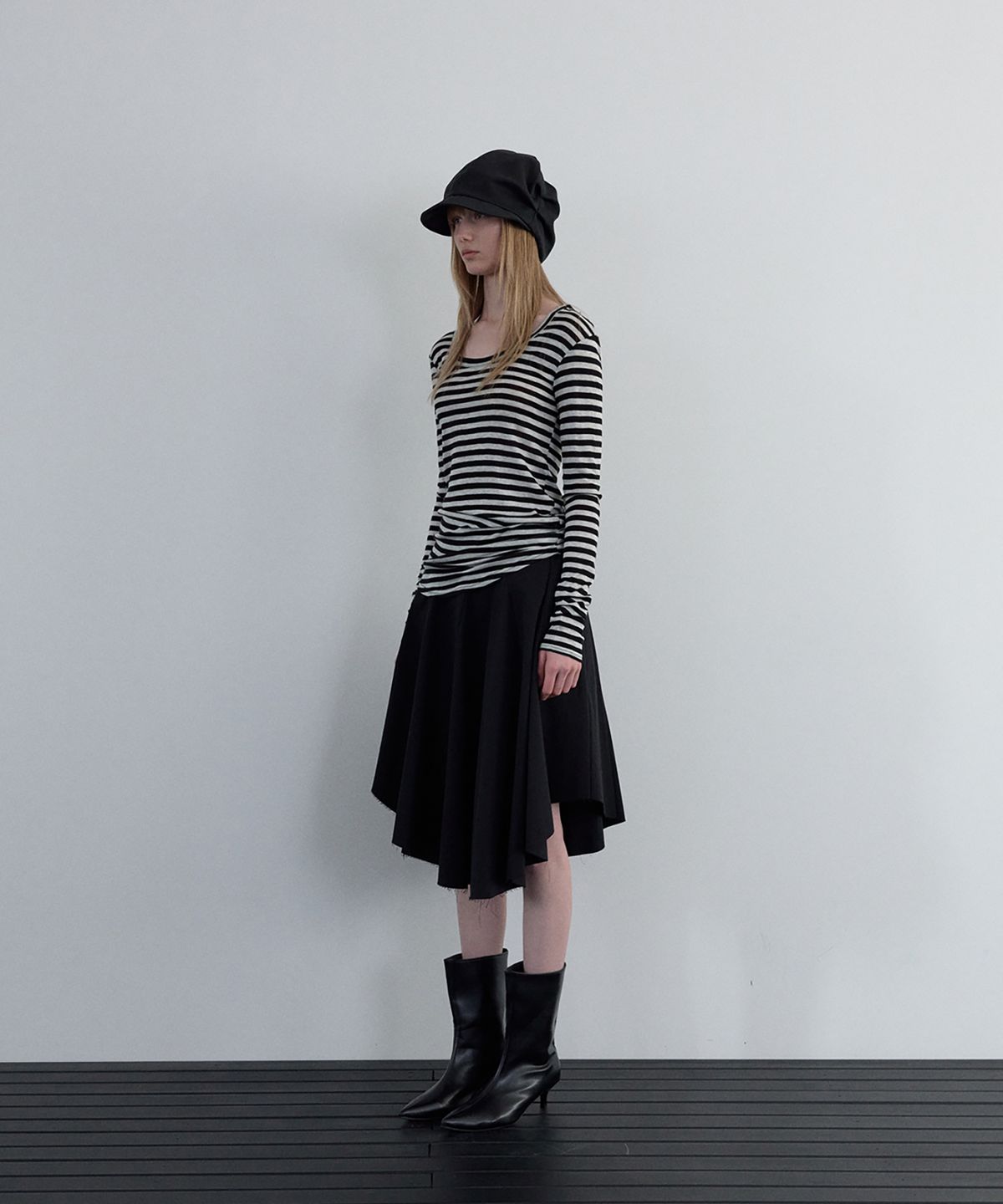 우네씬(UUNE SCENE) Asymmetric Cutting Midi Skirt_Black