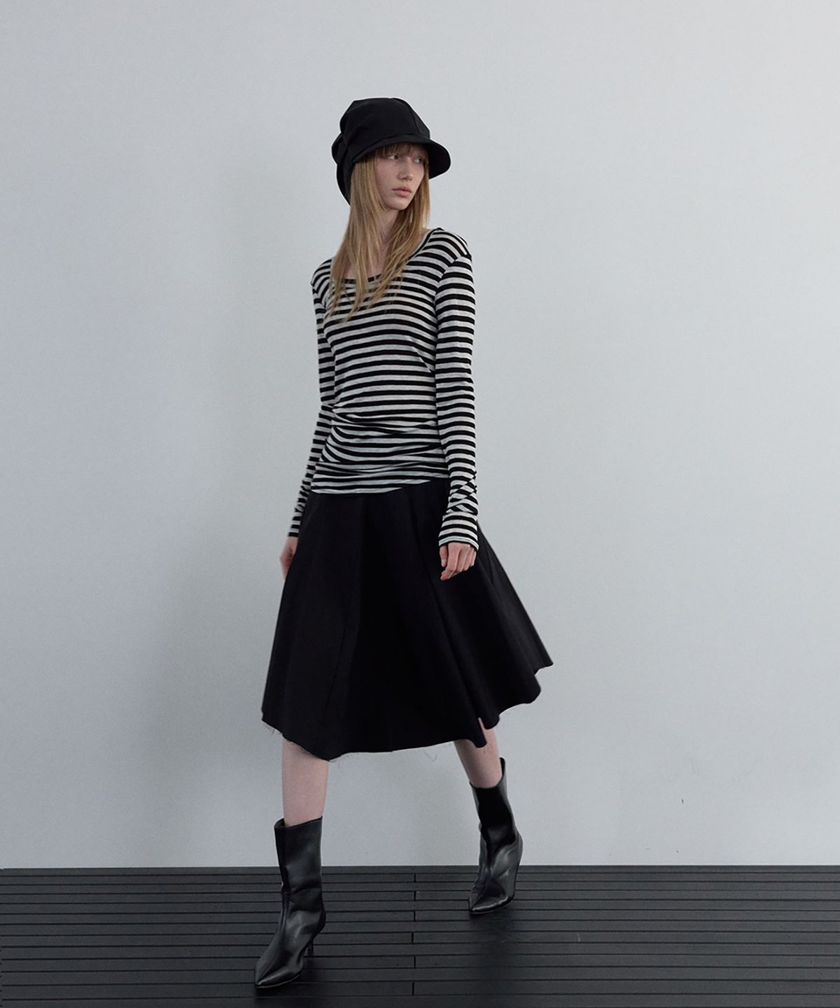 우네씬(UUNE SCENE) Asymmetric Cutting Midi Skirt_Black