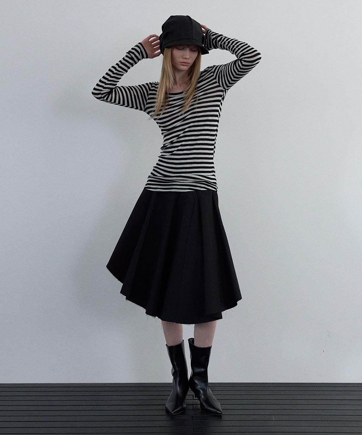 우네씬(UUNE SCENE) Asymmetric Cutting Midi Skirt_Black