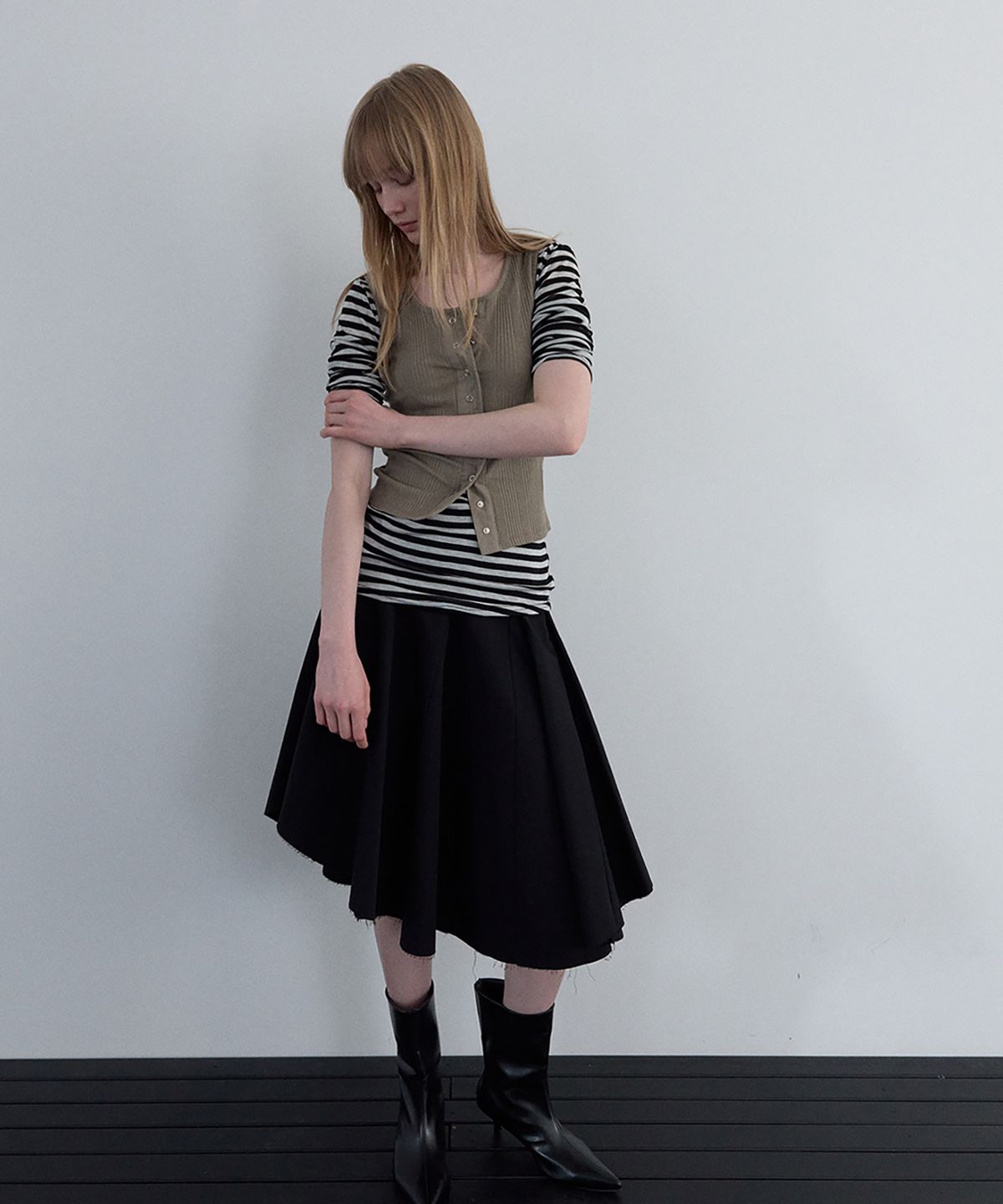 우네씬(UUNE SCENE) Asymmetric Cutting Midi Skirt_Black