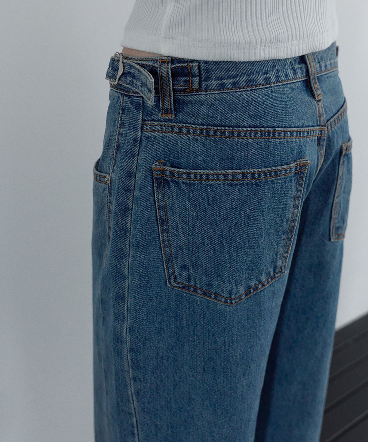 우네씬(UUNE SCENE) Side Strap Denim Pants