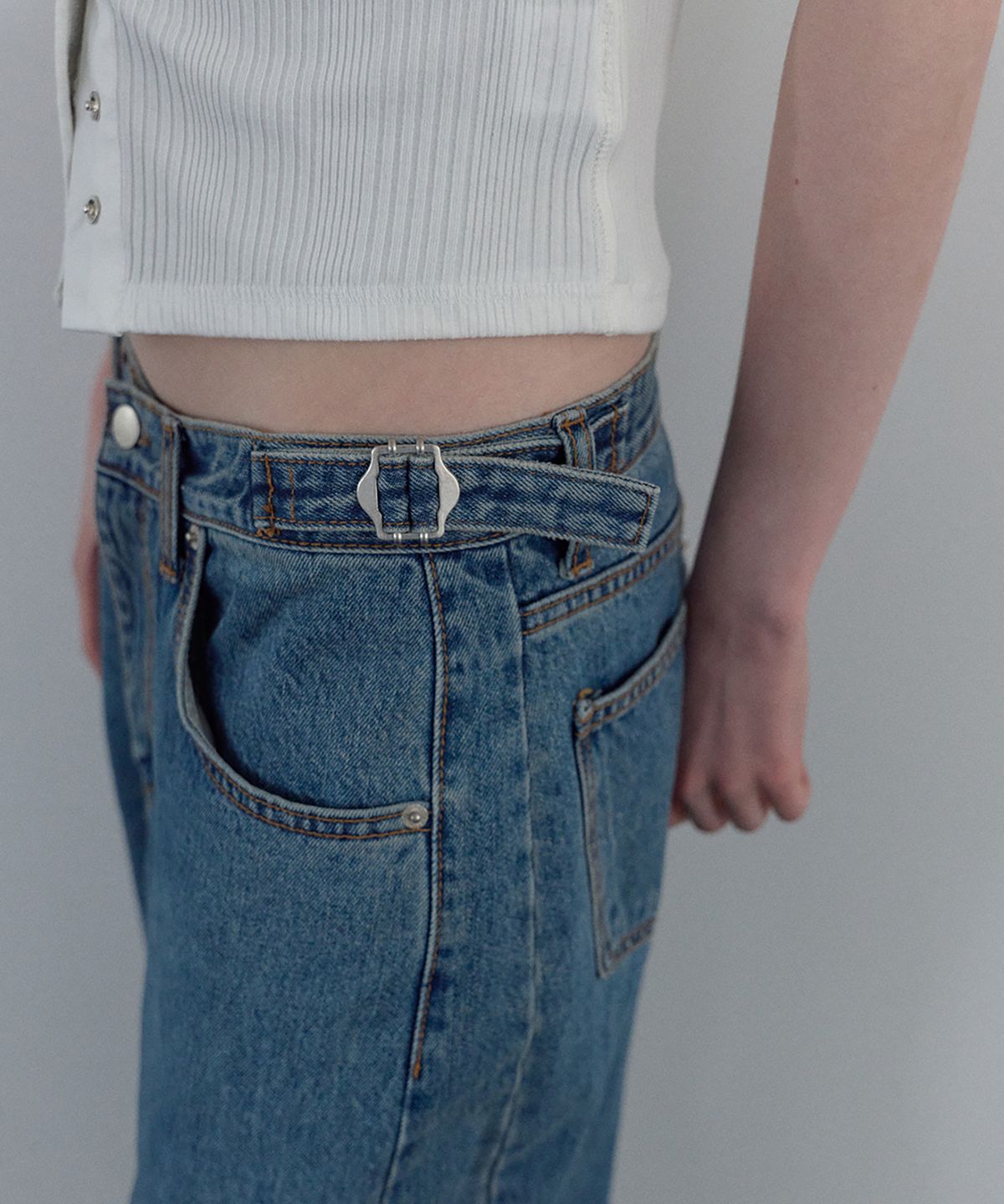 우네씬(UUNE SCENE) Side Strap Denim Pants