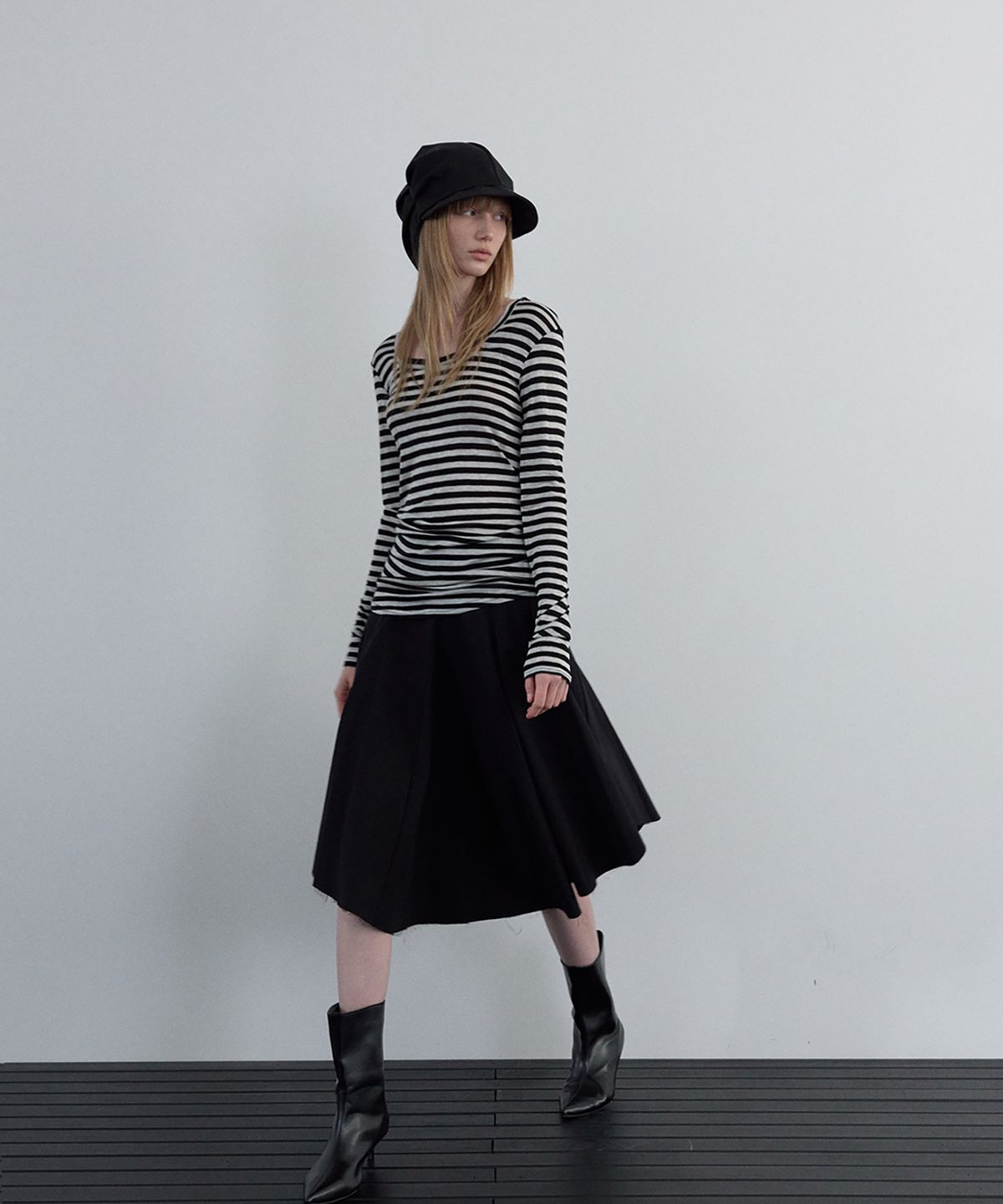 우네씬(UUNE SCENE) U-Neck Stripe T-shirt
