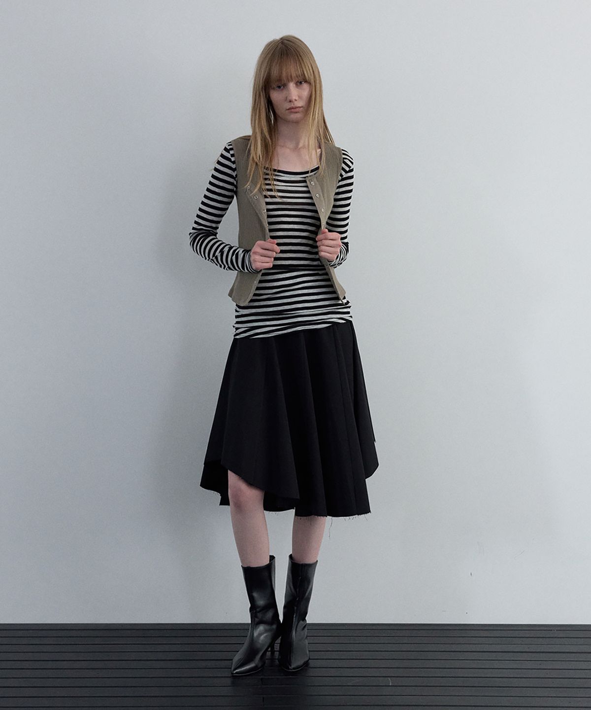 우네씬(UUNE SCENE) U-Neck Stripe T-shirt