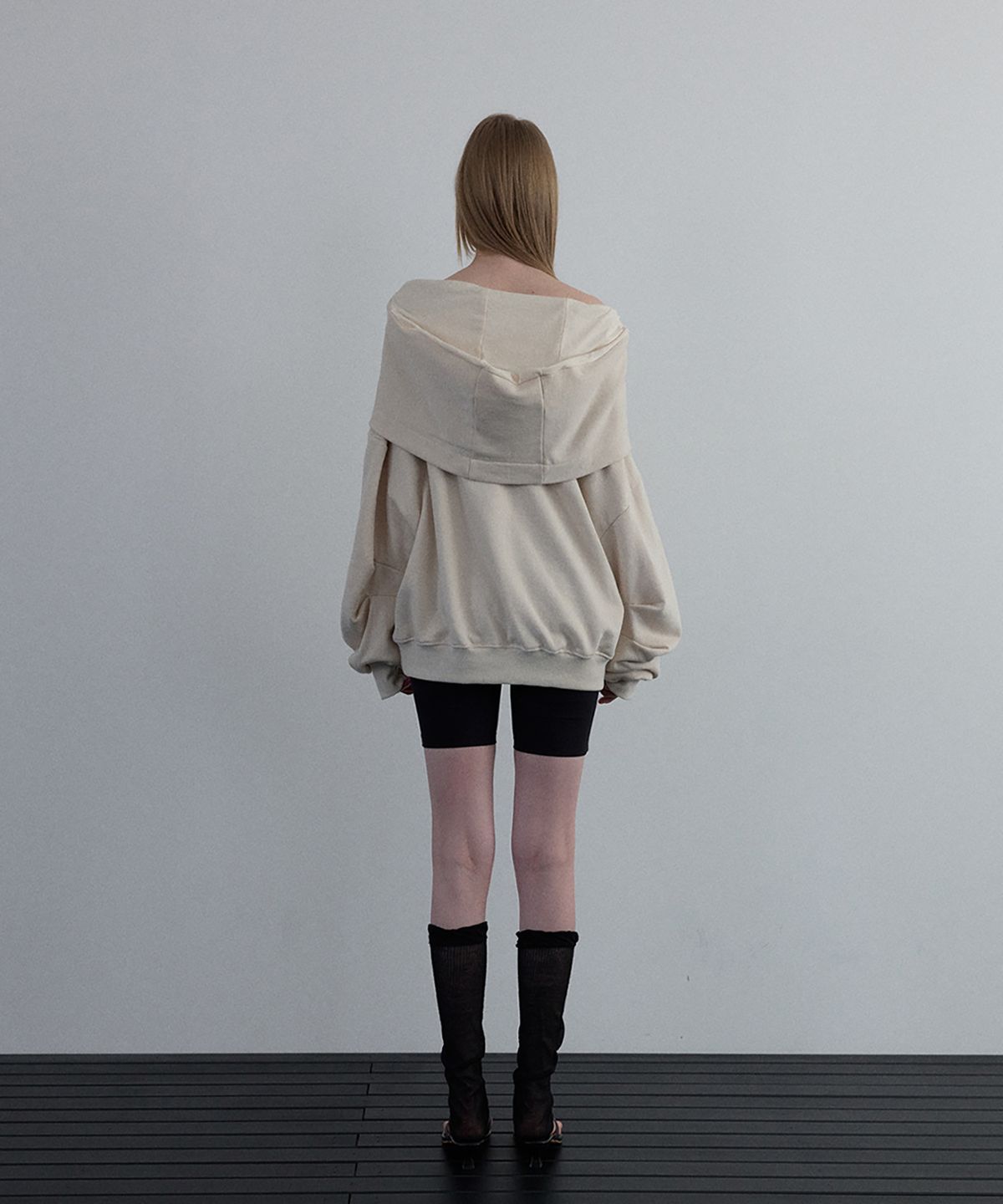 우네씬(UUNE SCENE) Asymmetric Off-Shoulder Hoodie_Charcoal