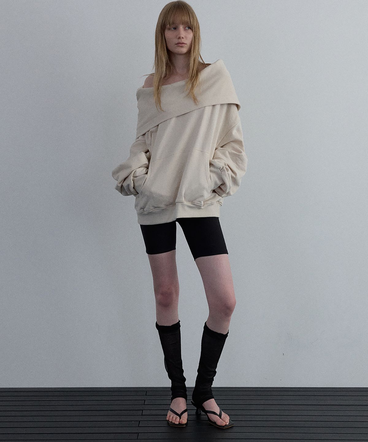 우네씬(UUNE SCENE) Asymmetric Off-Shoulder Hoodie_Charcoal