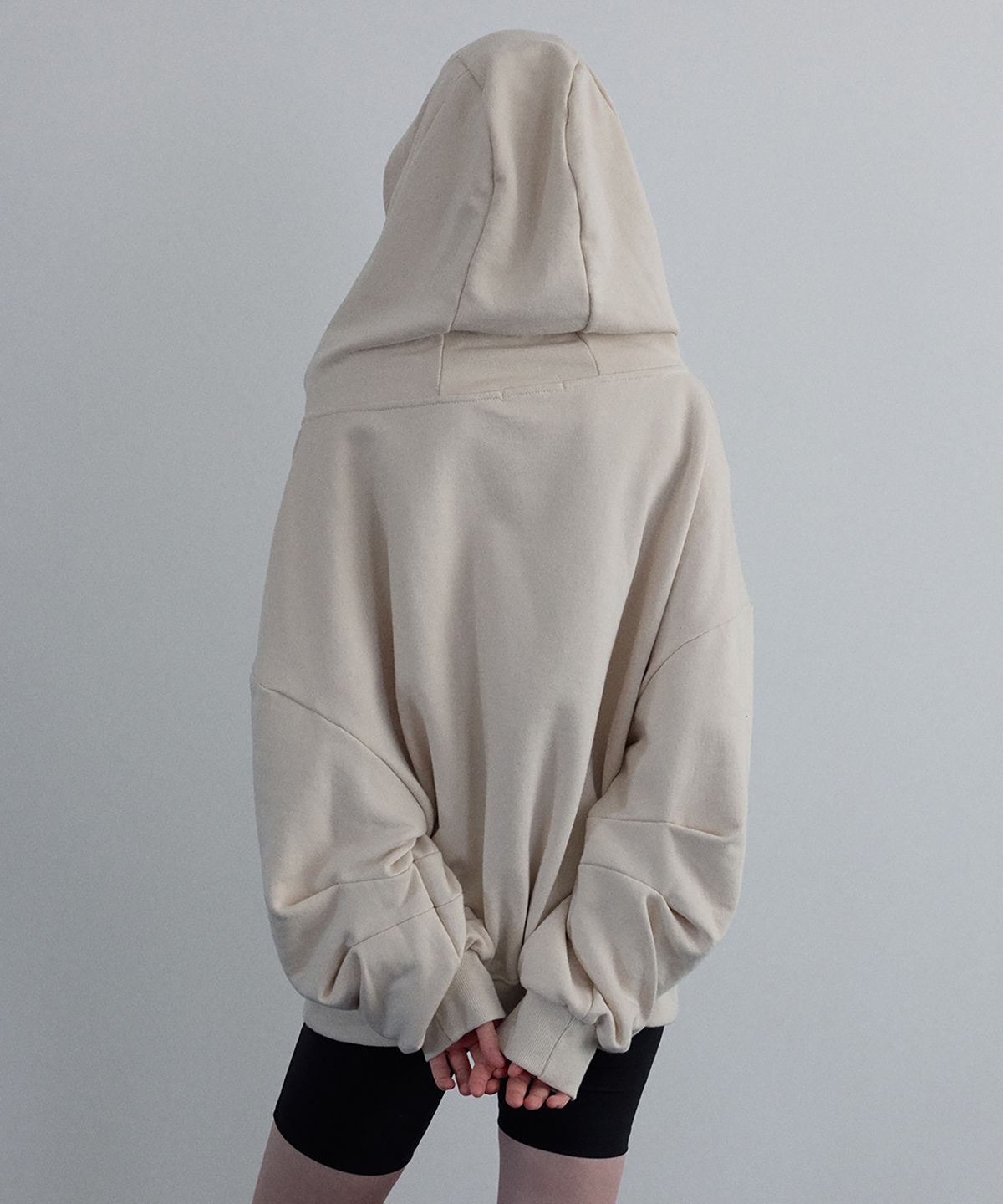 우네씬(UUNE SCENE) Asymmetric Off-Shoulder Hoodie_Charcoal