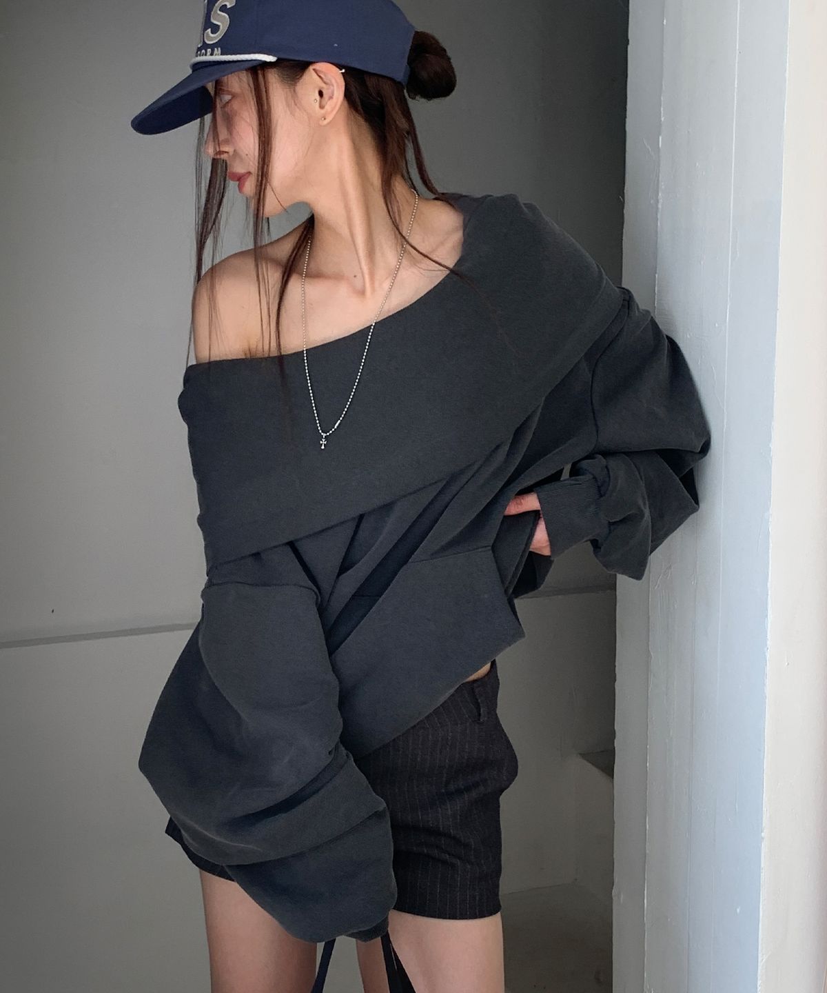 우네씬(UUNE SCENE) Asymmetric Off-Shoulder Hoodie_Charcoal