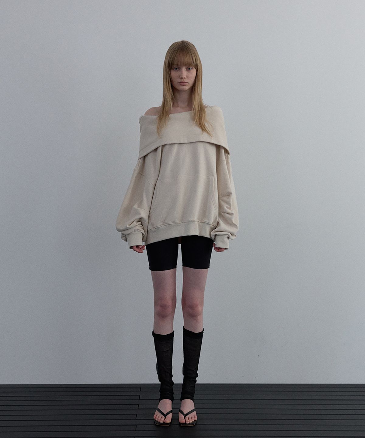 우네씬(UUNE SCENE) Asymmetric Off-Shoulder Hoodie_Gray Beige