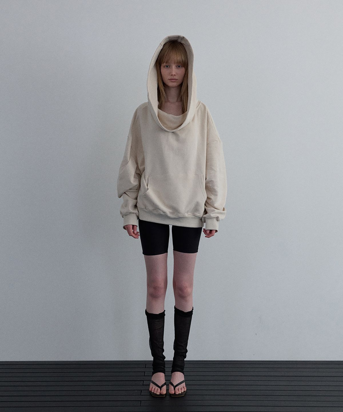 우네씬(UUNE SCENE) Asymmetric Off-Shoulder Hoodie_Gray Beige
