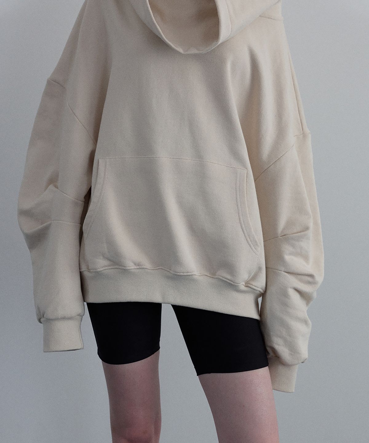 우네씬(UUNE SCENE) Asymmetric Off-Shoulder Hoodie_Gray Beige