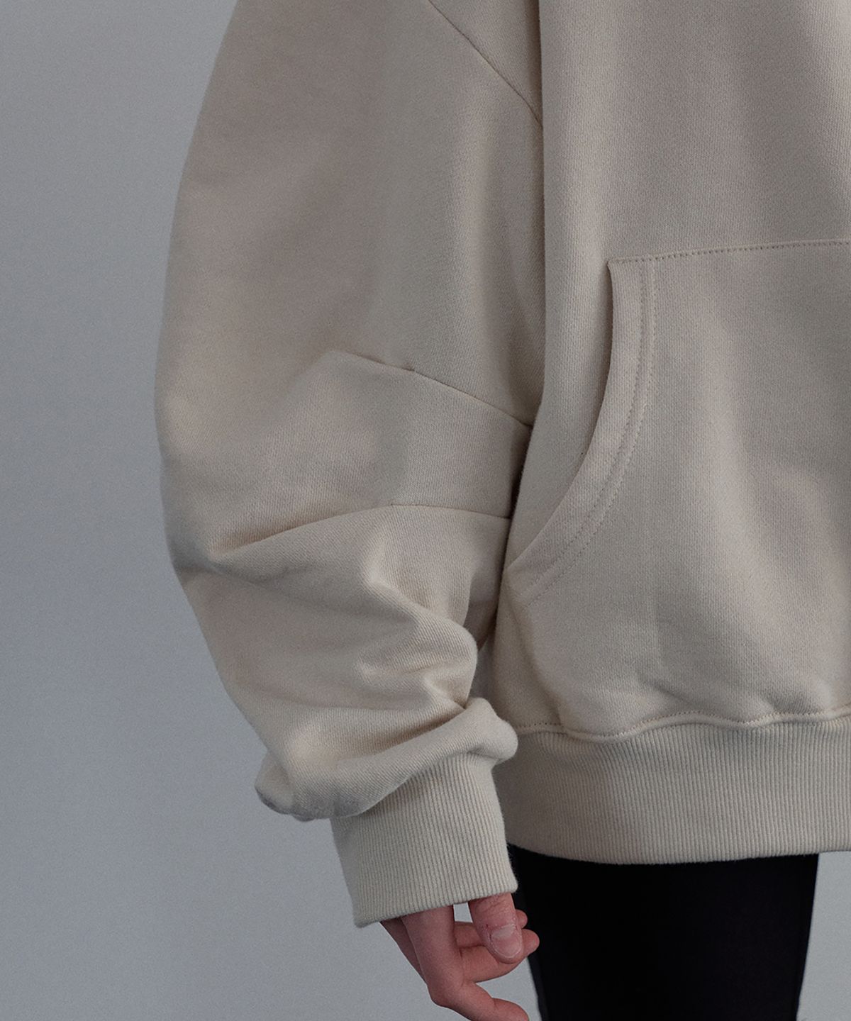 우네씬(UUNE SCENE) Asymmetric Off-Shoulder Hoodie_Gray Beige