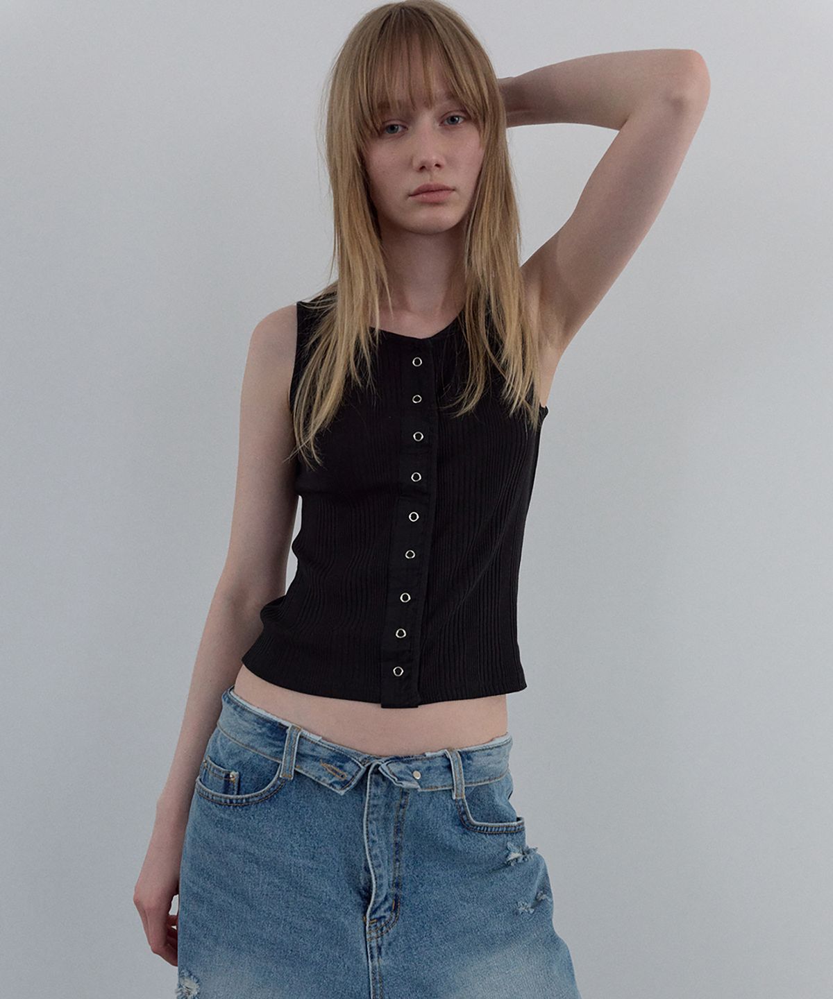 우네씬(UUNE SCENE) Snap Button Sleeveles_Black