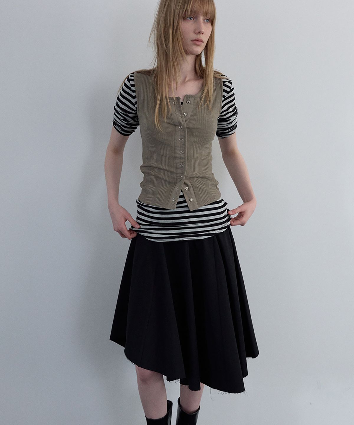 우네씬(UUNE SCENE) Snap Button Sleeveles_Mocha