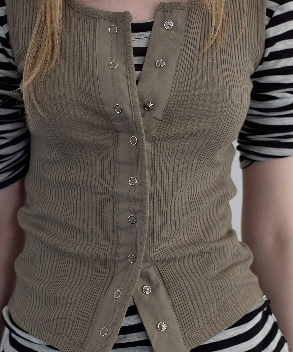 우네씬(UUNE SCENE) Snap Button Sleeveles_Mocha
