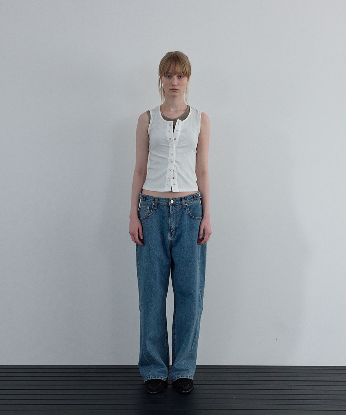 우네씬(UUNE SCENE) Snap Button Sleeveles_Ivory