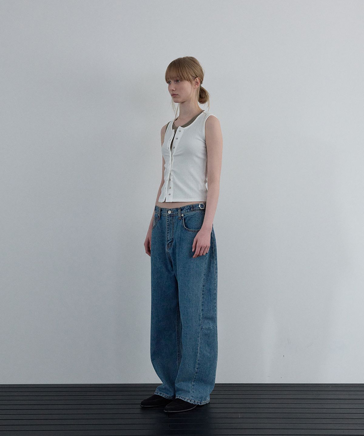 우네씬(UUNE SCENE) Snap Button Sleeveles_Ivory