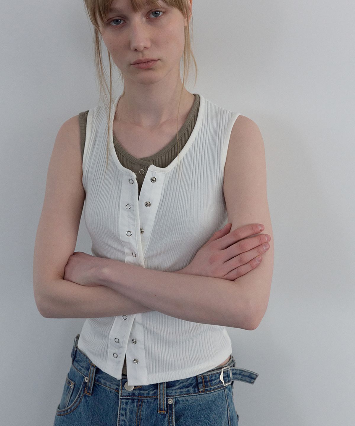 우네씬(UUNE SCENE) Snap Button Sleeveles_Ivory