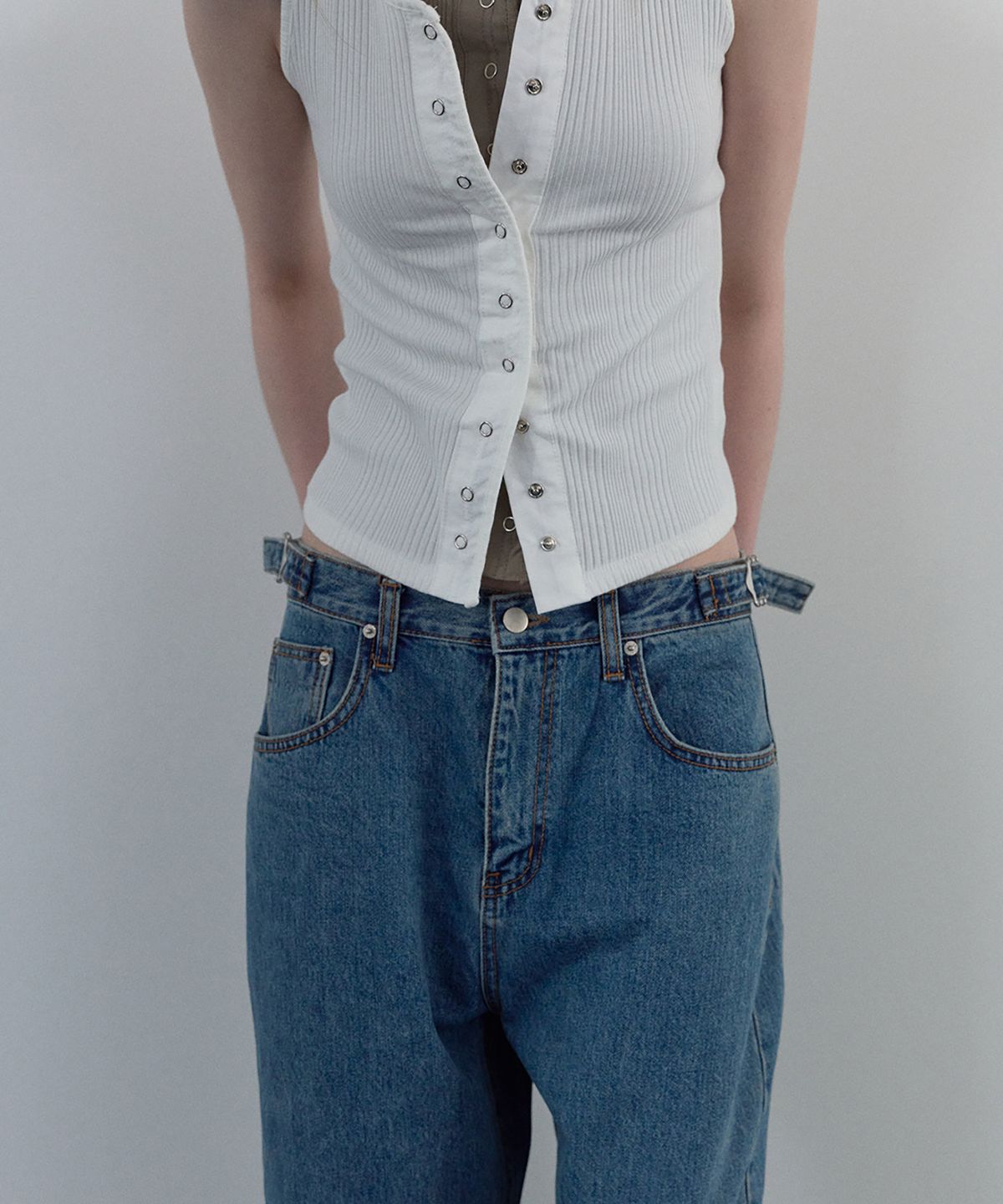 우네씬(UUNE SCENE) Snap Button Sleeveles_Ivory