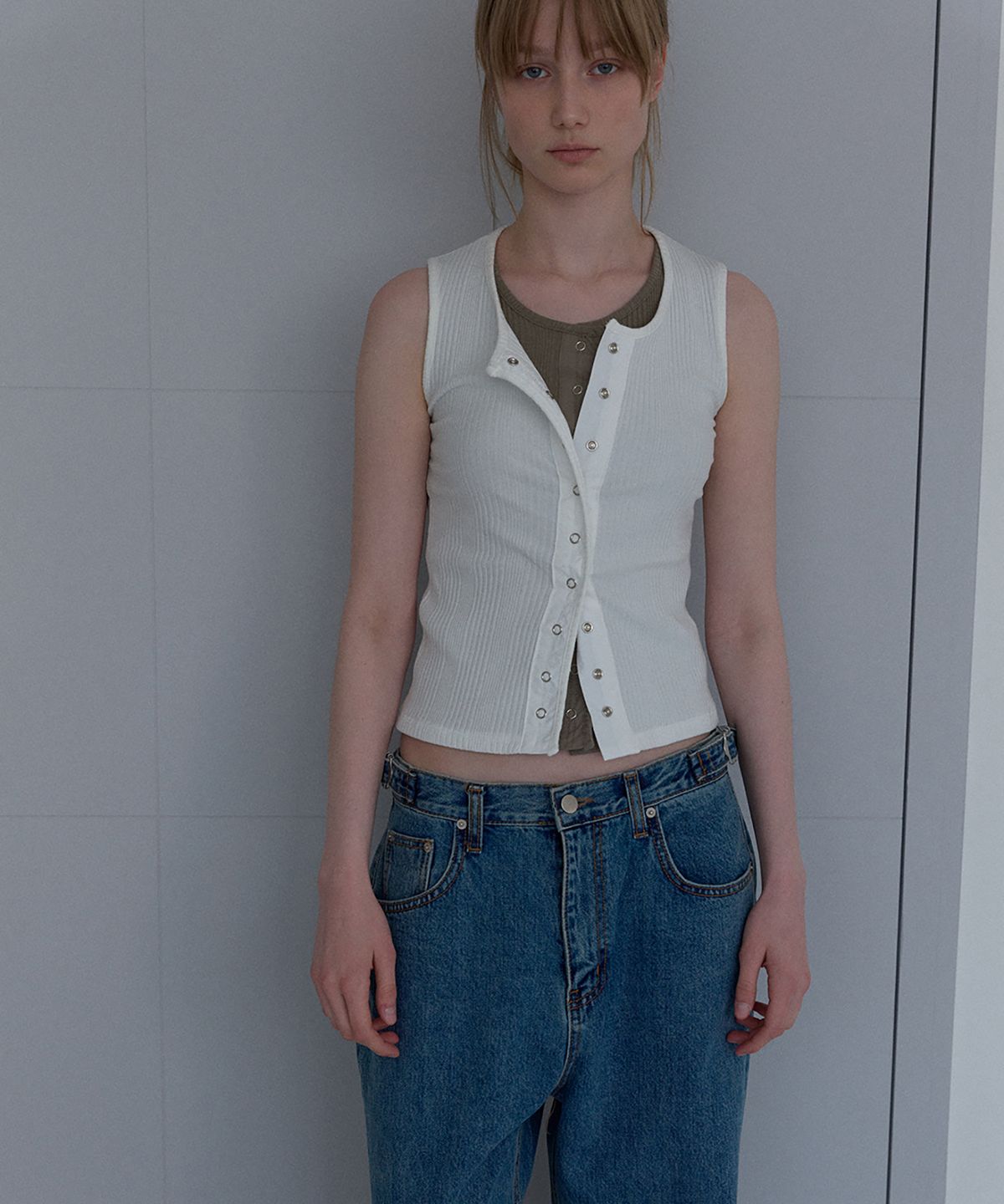 우네씬(UUNE SCENE) Snap Button Sleeveles_Ivory