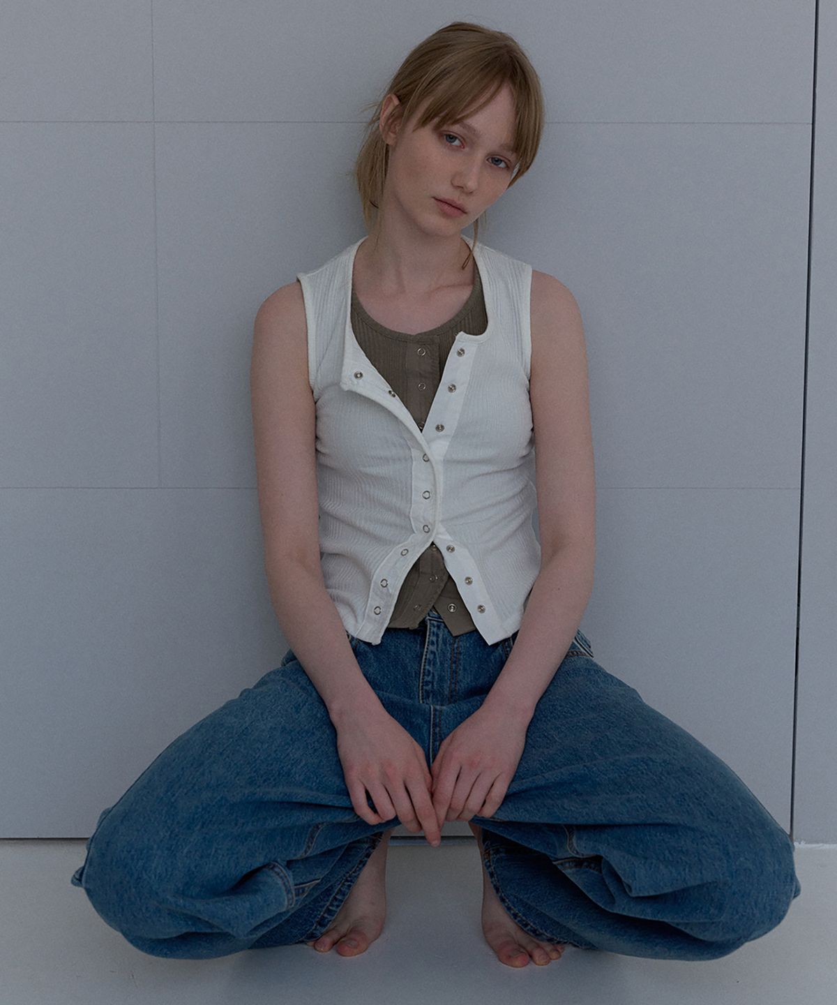 우네씬(UUNE SCENE) Snap Button Sleeveles_Ivory