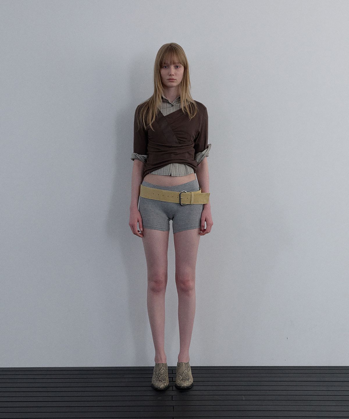우네씬(UUNE SCENE) Shirring V-neck Top_Brown