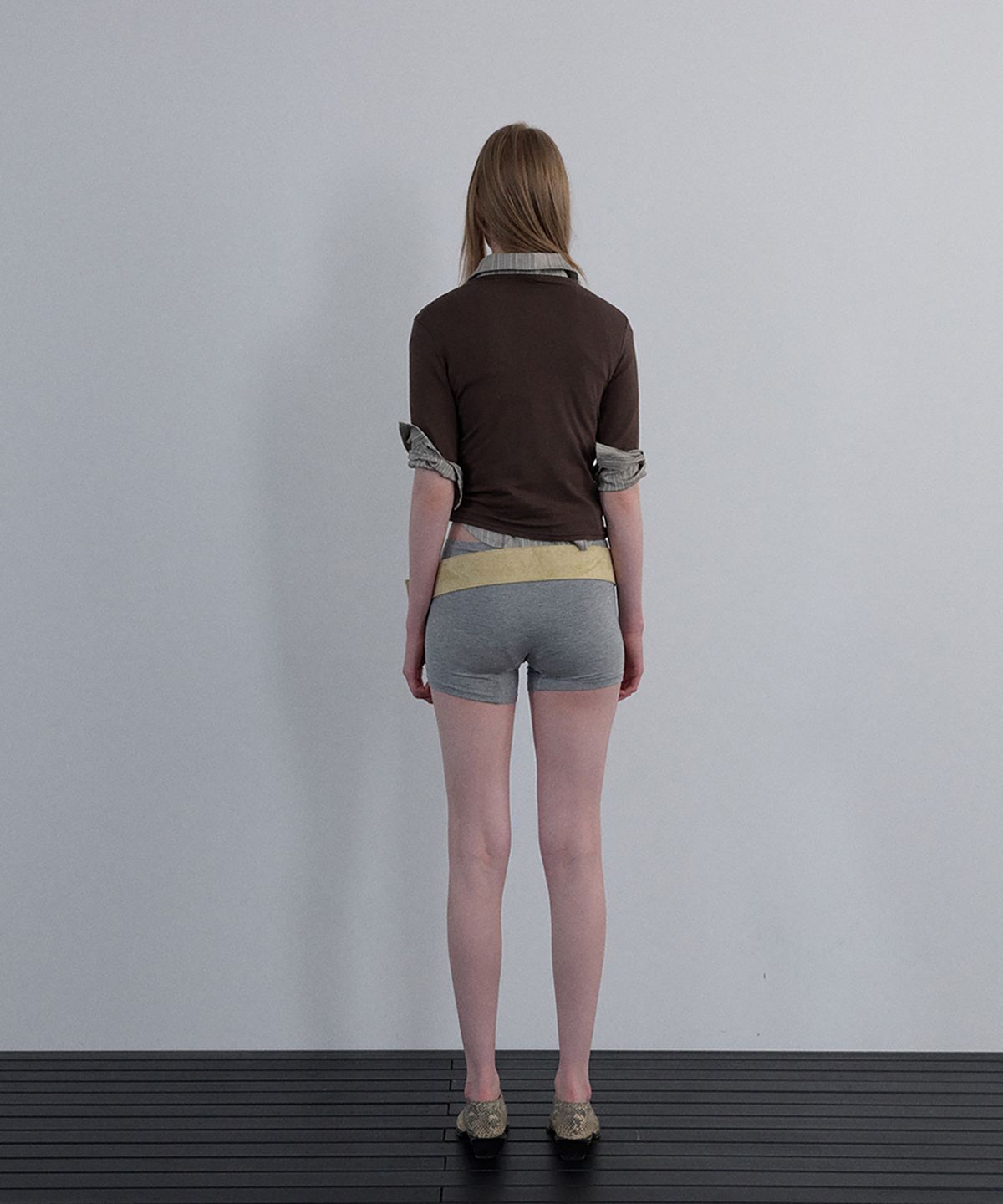 우네씬(UUNE SCENE) Shirring V-neck Top_Brown