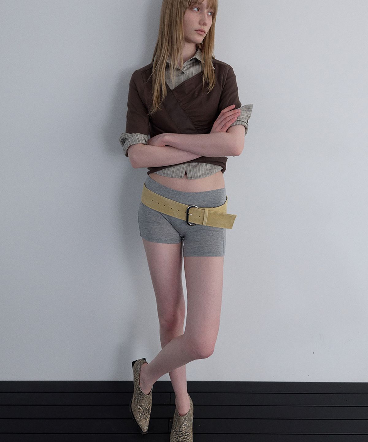 우네씬(UUNE SCENE) Shirring V-neck Top_Brown
