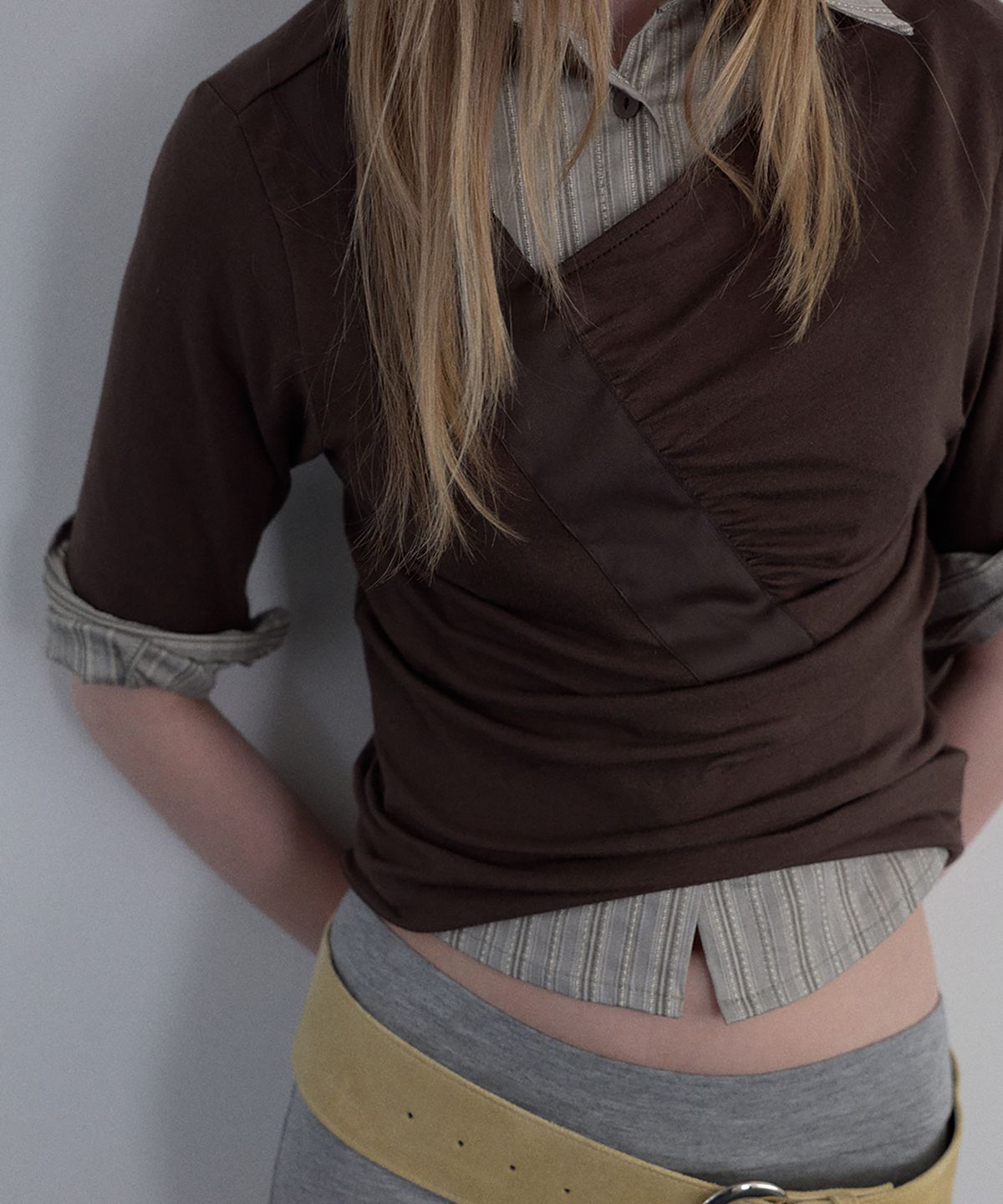 우네씬(UUNE SCENE) Shirring V-neck Top_Brown